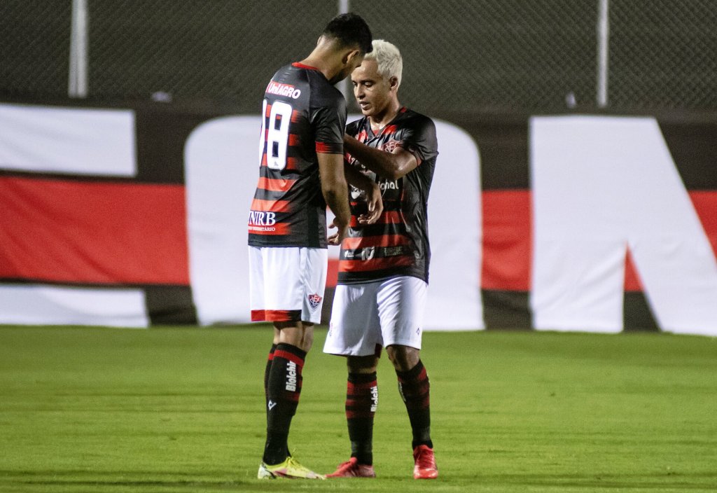 Vitória entra no G-4