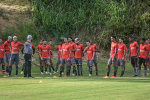 Vitória ganha reforço na lateral