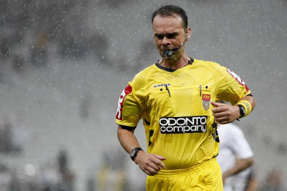 Vitória de olho na arbitragem