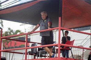 Geninho, técnico do Vitória, passou por uma artroscopia