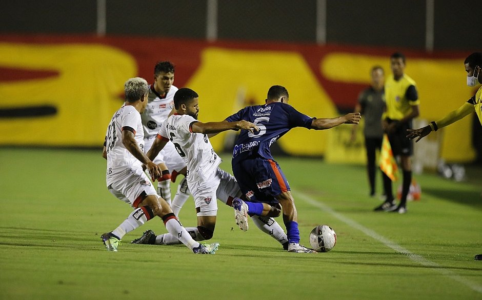 Vitória vence, mas está eliminado