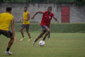 Vitória treina na chuva