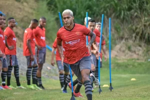 Zagueiro do Vitória quer mais chances na Série C