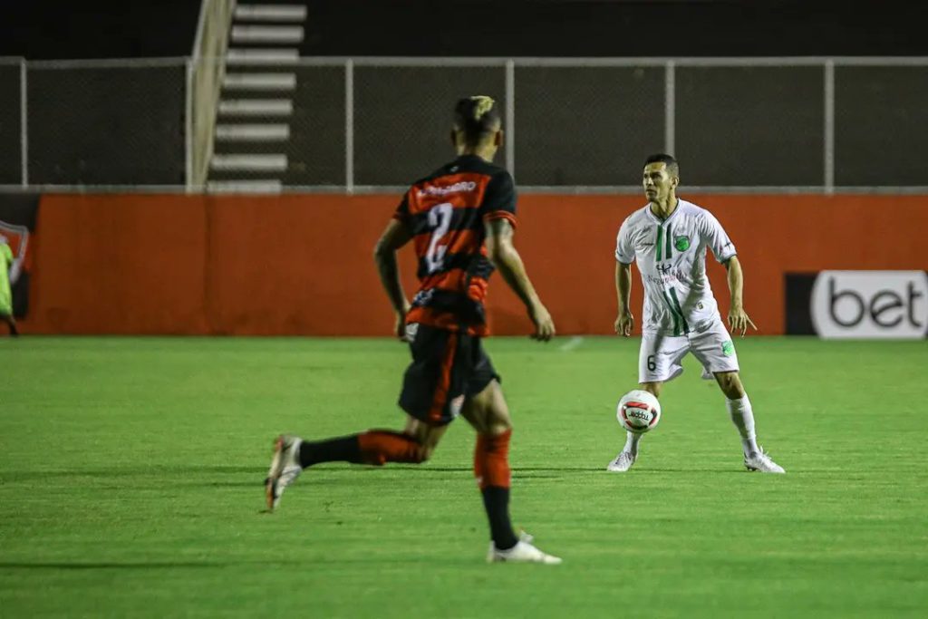 Fábio Alves faz golaço do meio da rua e garante triunfo do Floresta contra Vitória. (Foto: Twitter do Floresta)