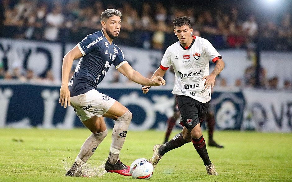 Vitória tropeça fora de casa