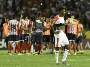 Vitória acerta com zagueiro colombiano