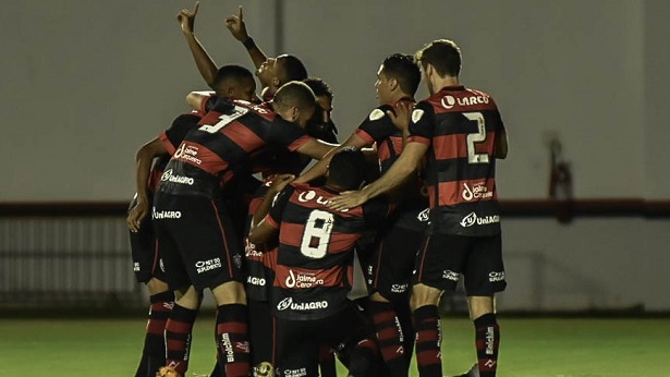 Foguinho e Dinei são relacionados para jogo entre Vitória e Campinense