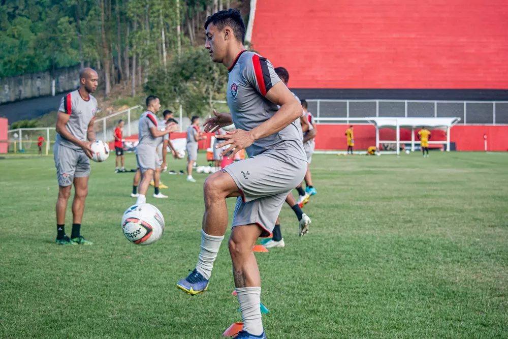 Gabriel Honório treinando Vitória