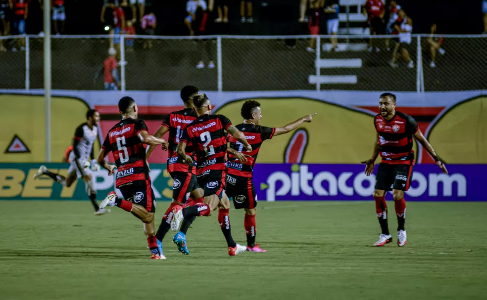 Jogadores do Vitória comemoram gol, em partida contra o Figueirense