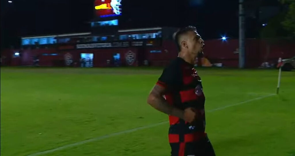 Rafinha comemorando Vitória