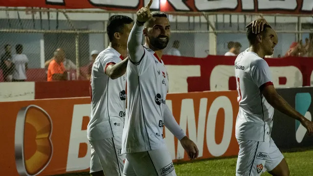 Léo Gamalho comemorando