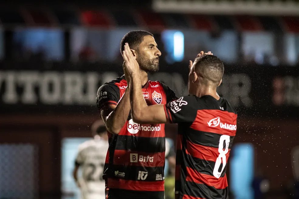 Tréllez e Gegê comemorando