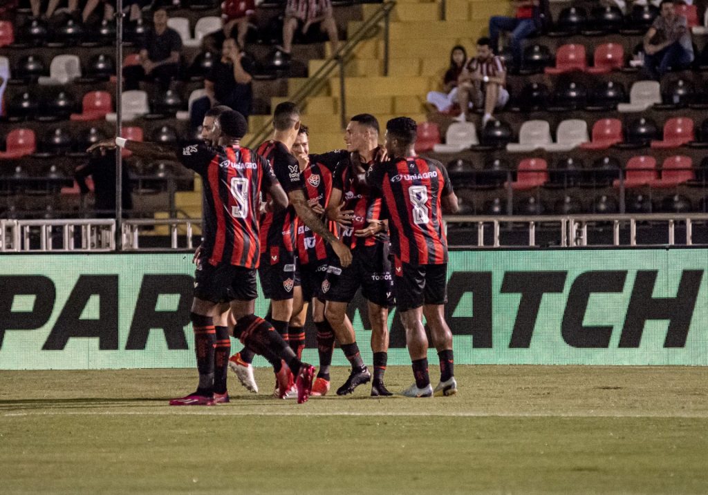 Jogadores comemoram gol de Léo Gomes - Botafogo-SP 0 x 3 Vitória (Foto: Victor Ferreira / EC Vitória)