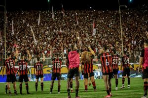 Vitória comemorando torcida