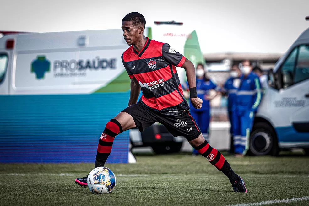Pedrinho lateral-esquerdo