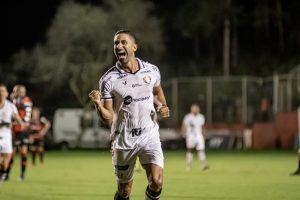 Tréllez comemorando