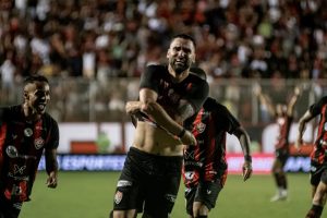 Léo Gamalho comemorando