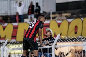 Iury Castilho comemorando