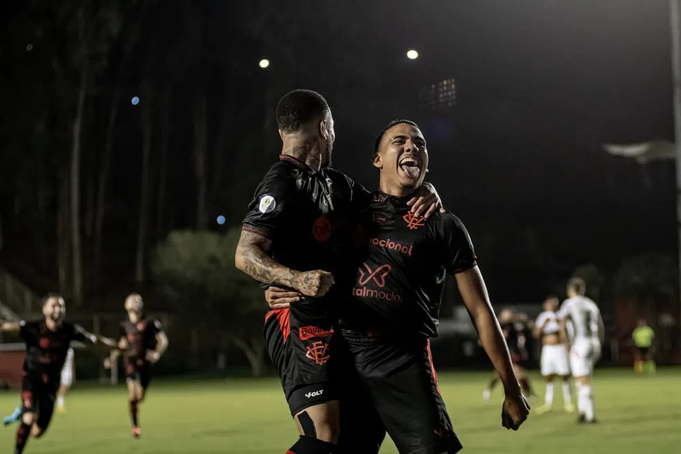 Zé Hugo e Iury Castilho comemorando