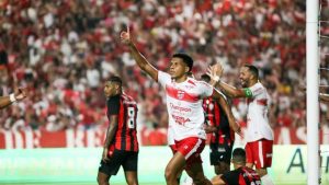 Lucas Lima comemora o primeiro dos seis gols do CRB (Foto: Ailton Cruz)