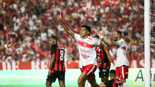 Lucas Lima comemora o primeiro dos seis gols do CRB (Foto: Ailton Cruz)