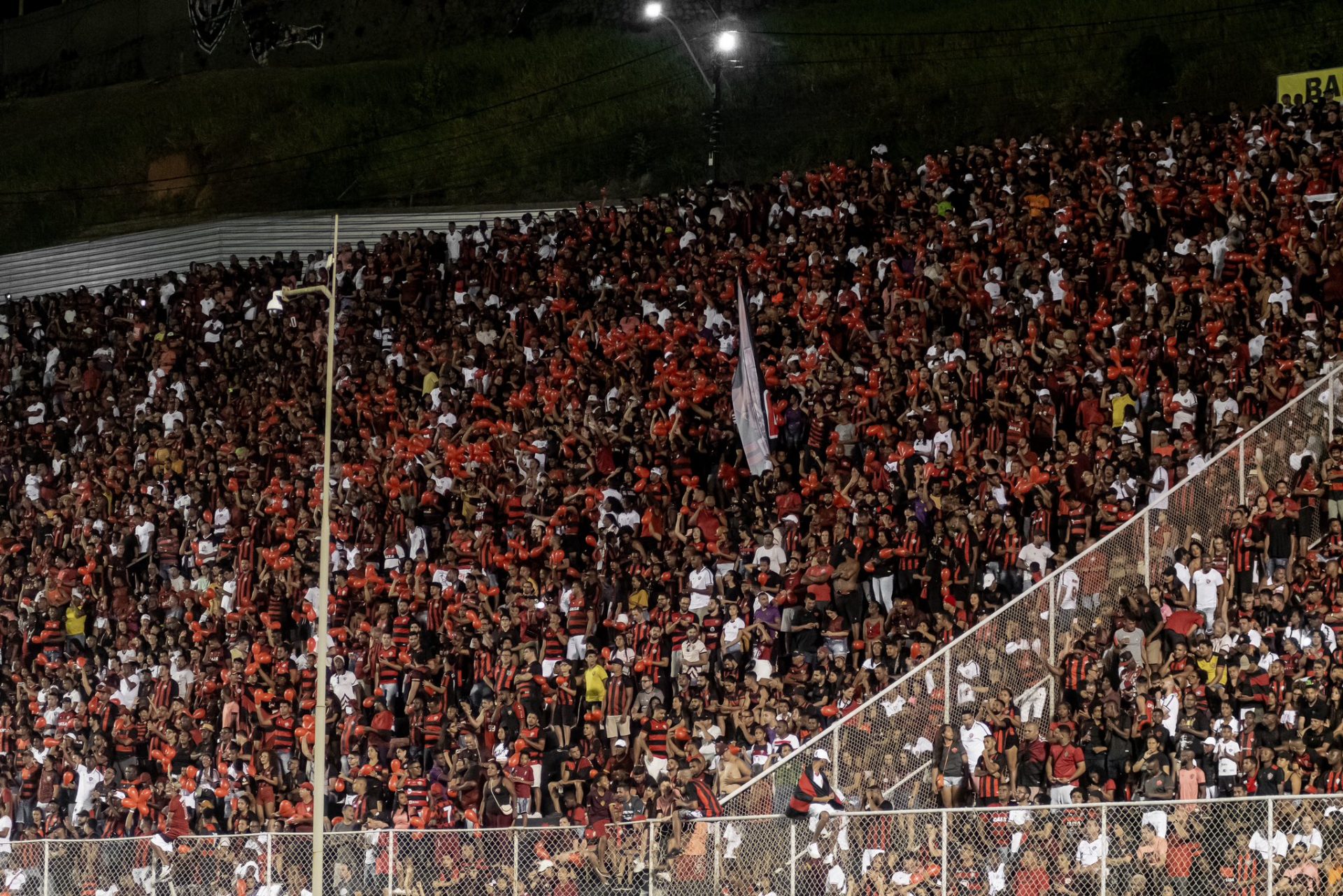 Torcida Que Canta E Vibra Vitória Anuncia Que Os Ingressos Para Duelo Contra O Vila Nova Estão 