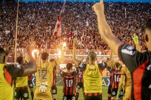 Vitória comemorando torcida