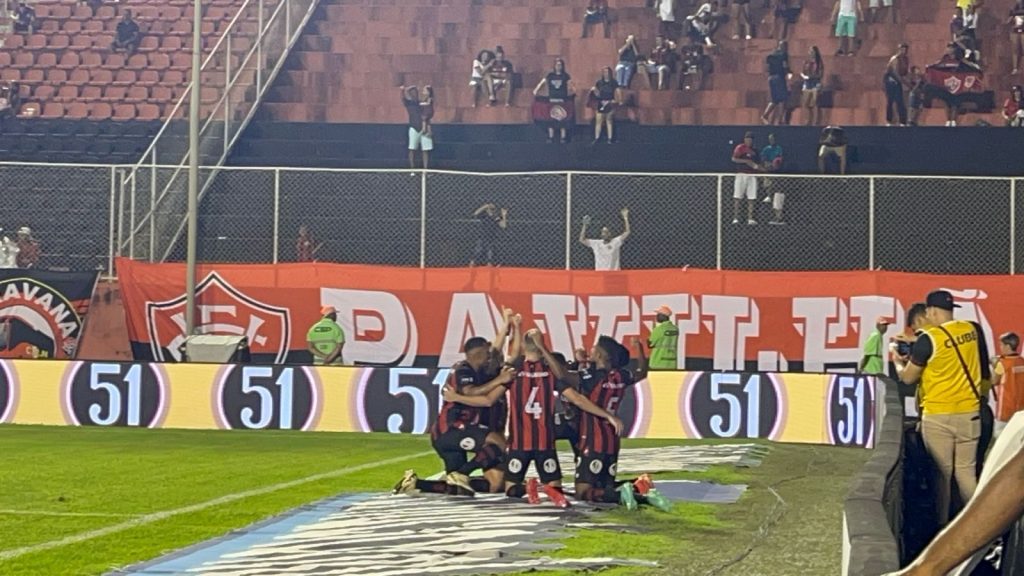 Vitória comemorando