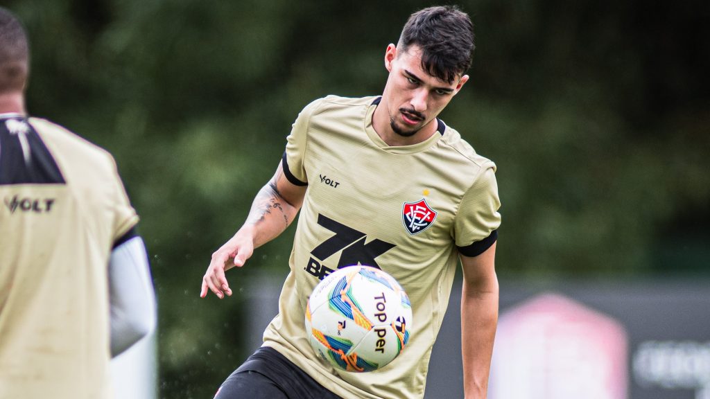 Claudinho, Vitória