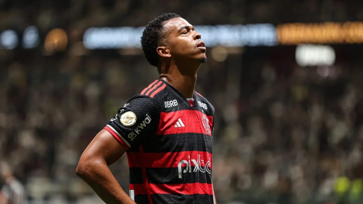 O atributo alt desta imagem está vazio. O nome do arquivo é campeonato-brasileiro-gremio-flamengo-atacante-carlinhos-racismo-injuria-racial-2024.jpg