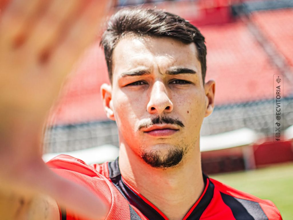 Claudinho, Vitória