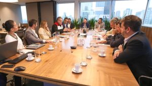 Vitória de olho na Libra