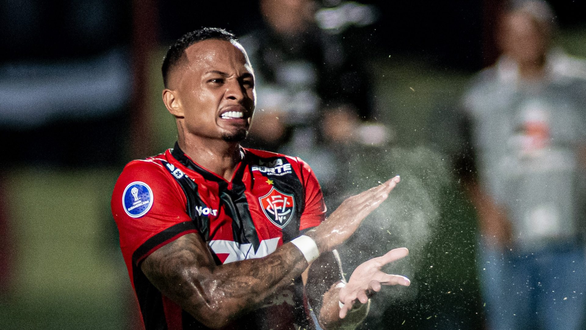 Apresentação de Léo Pereira no Vitória
