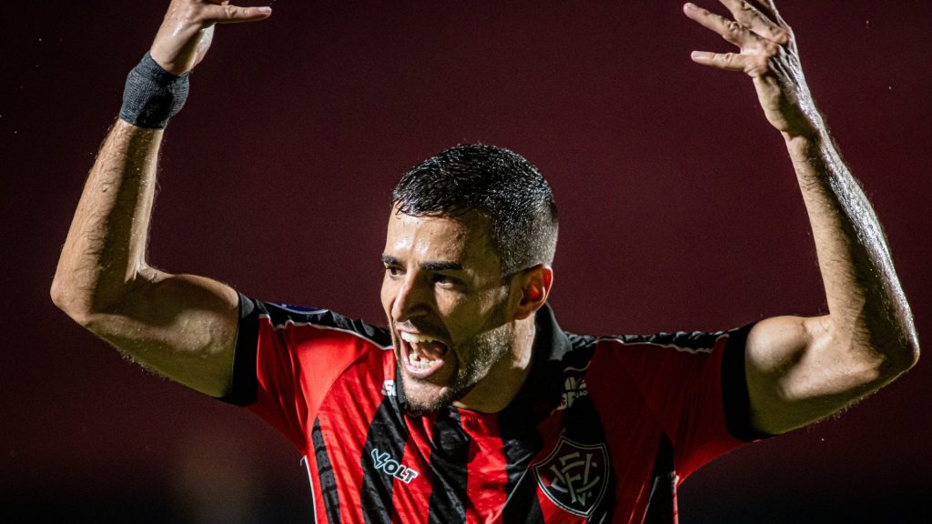 Raul Cáceres, Vitória