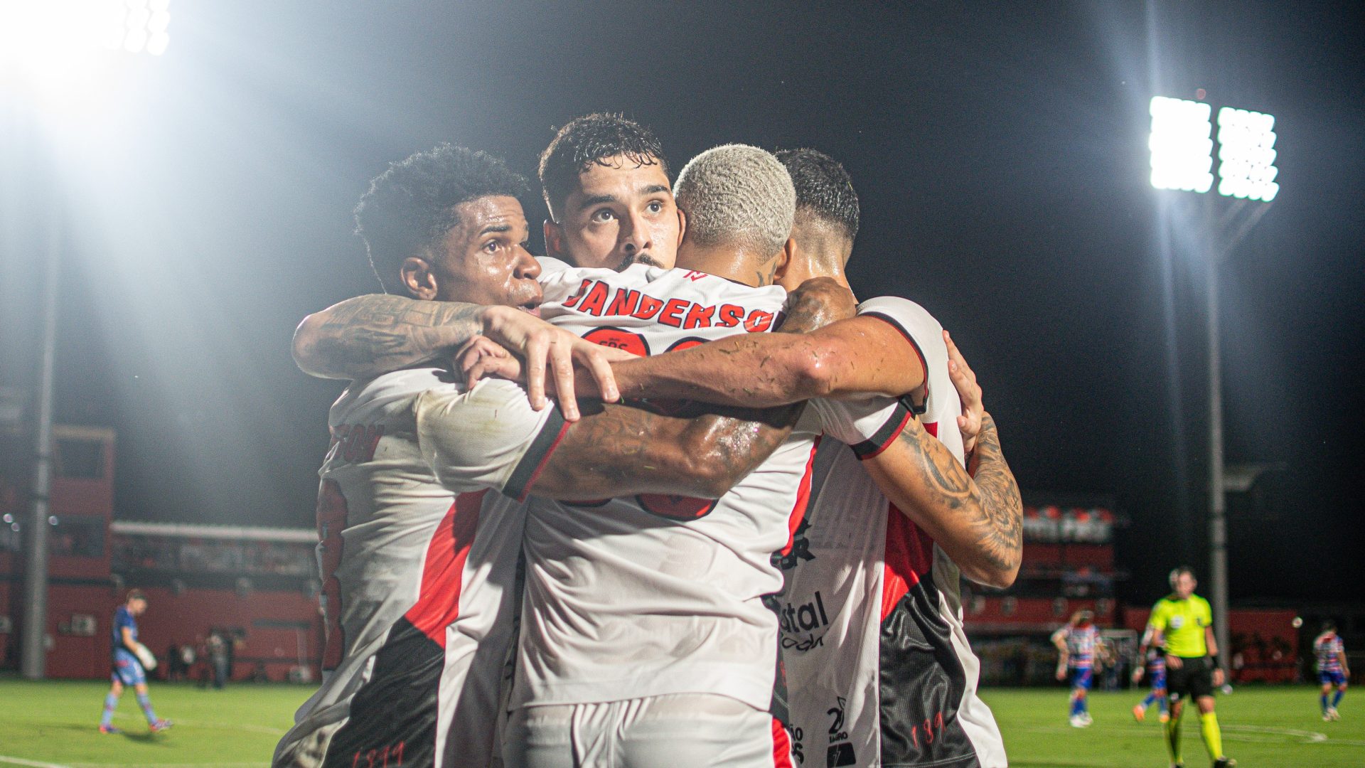 Para virar a chave! Com direito a golaço, Vitória vence o Fortaleza e sai da zona de rebaixamento