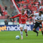 Alan Patrick disputa bola contra jogador do Vitória – Foto: Ricardo Duarte/Internacional