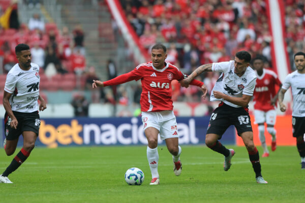 Alan Patrick disputa bola contra jogador do Vitória – Foto: Ricardo Duarte/Internacional