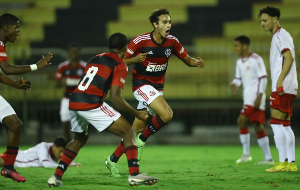 Luis Aucélio chega ao Vitória