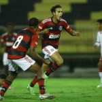 Luis Aucélio chega ao Vitória
