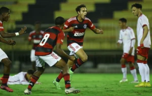 Luis Aucélio chega ao Vitória