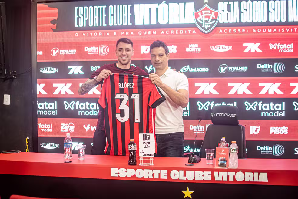 Renzo e Gustavo Vieira em apresentação no Vitória — Foto: Victor Ferreira / EC Vitória