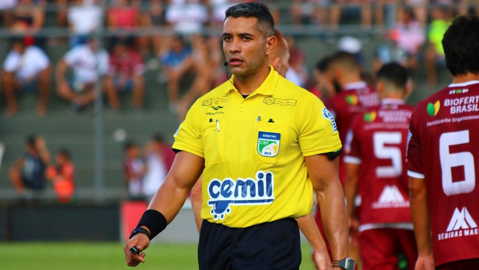 Vitória de olho na arbitragem