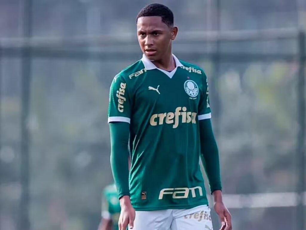 Vitória fecha com zagueiro