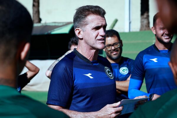 Vitória de olho em Vagner Mancini