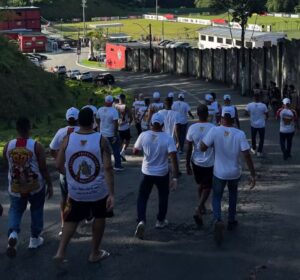Torcida do Vitória cobra os jogadores no Centro de Treinamento — Foto: Reprodução / Redes Sociais