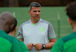 Mário Henrique, técnico do sub-20 do Vitória — Foto: Rosiron Rodrigues/GEC