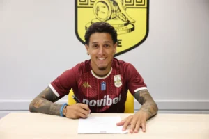 Vitória fecha com atacante