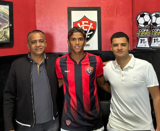 Vitória acerta com Xande