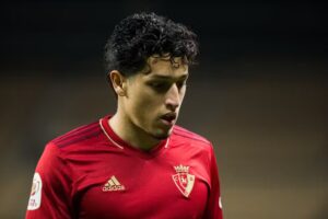 Vitória oficializa contratação de atacante