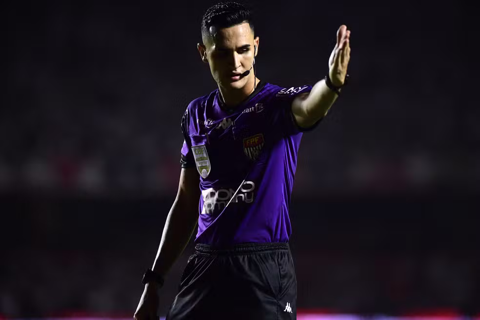 Vitória de olho na arbitragem